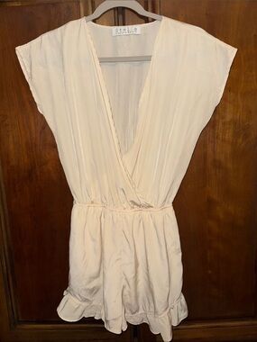 Stella Laguna Beach Romper in Cream size Small.